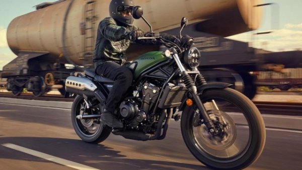 Honda Cl500 е многофункционален скрамблер със съвременен вид, който намига на младите фенове с книжка категория А2. Всъщност той разполага с 471-кубиков паралелен близнак с течно охлаждане, от който извлича 46,2 к.с. при 8500 об/мин и максимален въртящ момент от 43,4 Нм при 6250 об/мин.
 
Шасито на Cl500 има своята опорна точка в тръбната стоманена рамка и включва 41 мм вилка с 150 мм ход, чифт регулируеми амортисьори отзад. Плюс единични дискови спирачки с размери 310 мм отпред и 240 мм отзад. Джантите от алуминиева сплав са 19-цолови отпред и 17 отзад, но височината на седалката все още е ограничена до 790 мм (опционално седалка обаче е налична до 820 мм). 

Теглото с пълен резервоар за гориво е 192 кг , което в комбинация с базовата цена от 13 990 лева у нас го утвърждава като един от най-достъпните скрамблери.